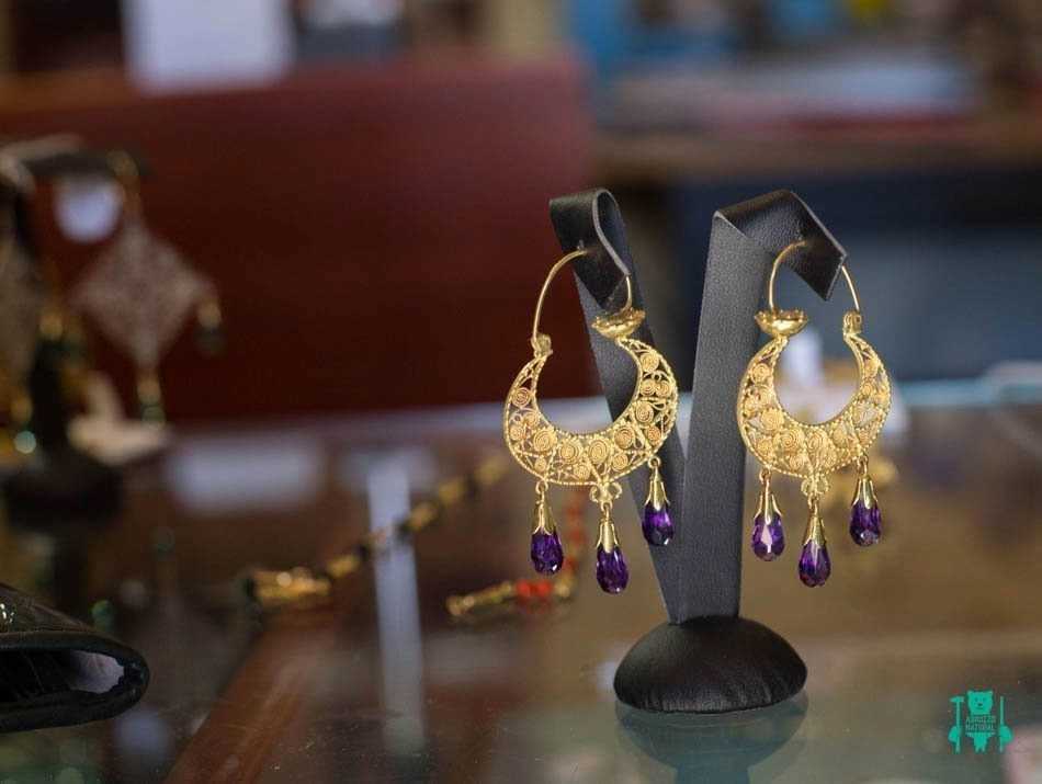 Orecchini con elemento a lastra smaltato da Bambino&a in Oro 18 Carati